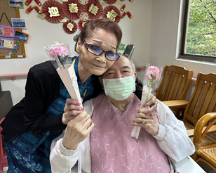 住民對太太說出「母親節快樂」時，太太瞬間紅了眼眶、感動落淚。