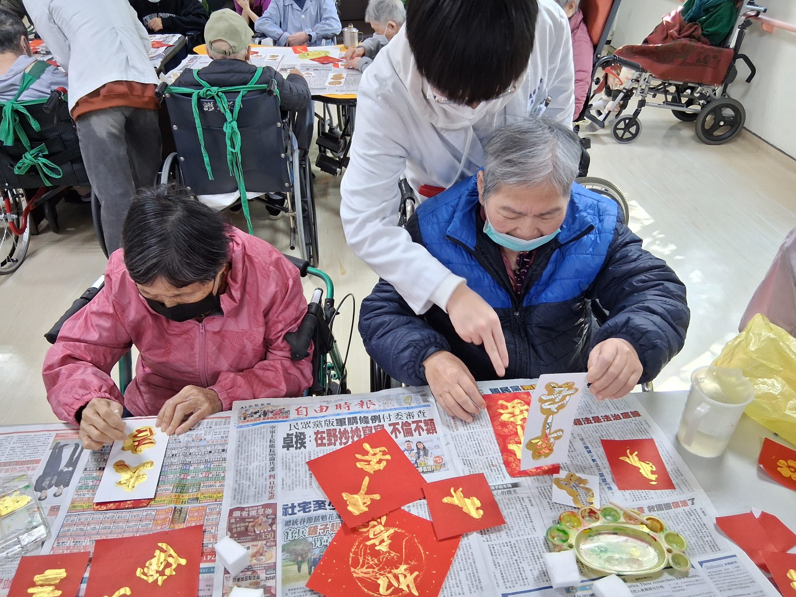住民專注參與春聯書寫與祝福紅包袋手作活動，現場洋溢濃厚年節氛圍。