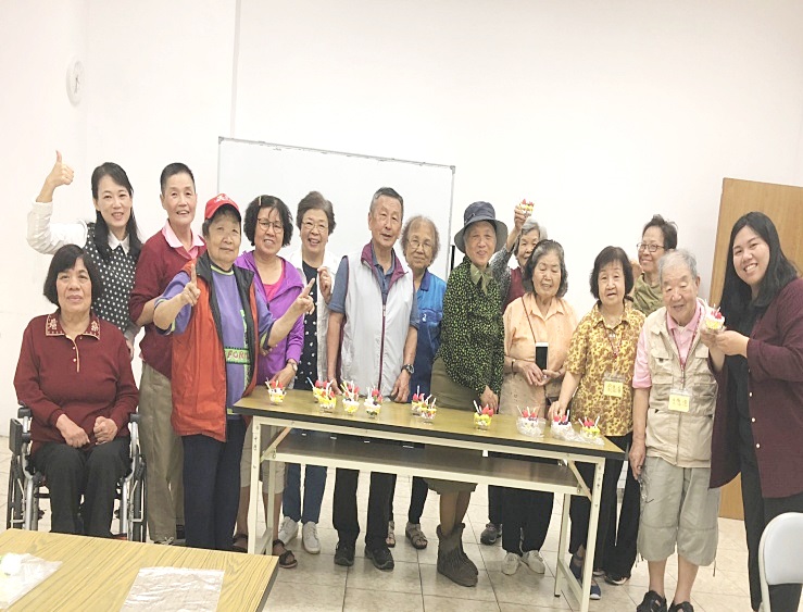 樂齡藝術─手作黏土：草莓水果冰淇淋杯