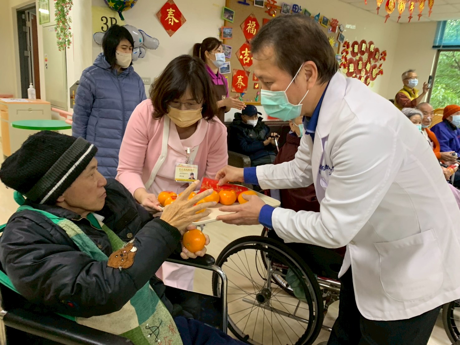 社工室主任發送紅包與年橘給住民，祝賀馬年快樂。