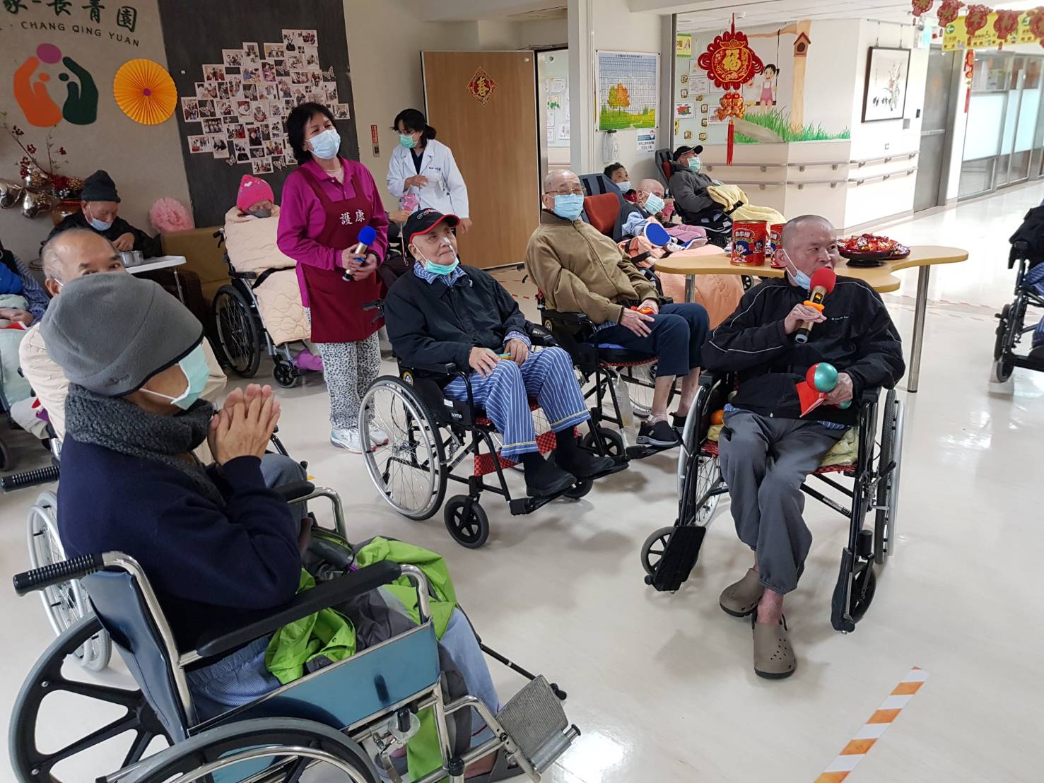 住民隨著新年曲目引吭高歌