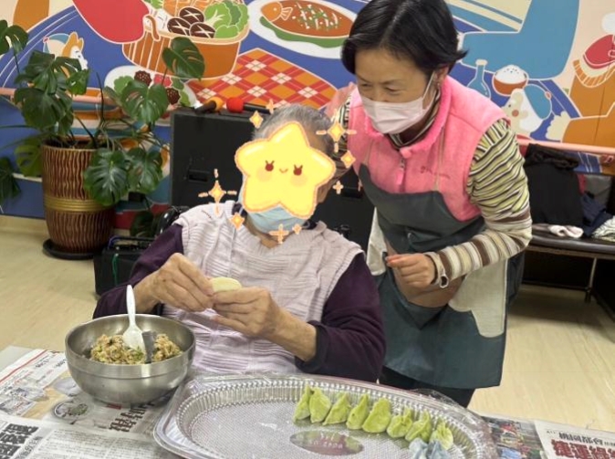 「松柏園」和「長青園」護理之家的長輩們跟工作人員一起包餃子。