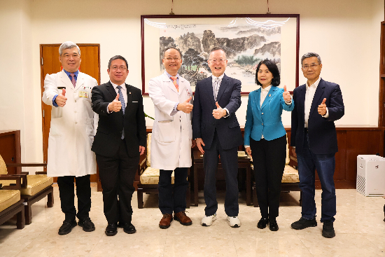 左起副院長楊斯年、輔導會就醫處保健處劉峻正處長、院長彭家勛、基金會簡又新董事長、周麗芳秘書長及陳永仁秘書長於典禮前合影