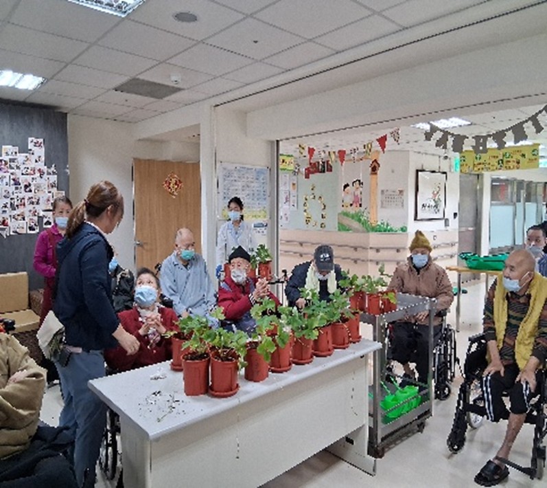 114/11/18園藝老師向住民說明澆水及施肥方式