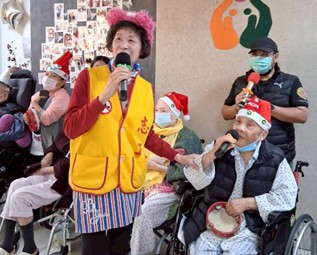 長青園長輩高歌獲得滿堂彩
